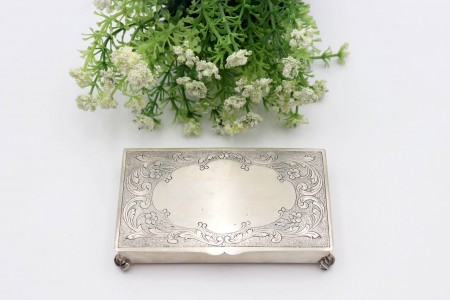 Guarda jóias em prata com gravados na tampa e quatro pés em alto relevo